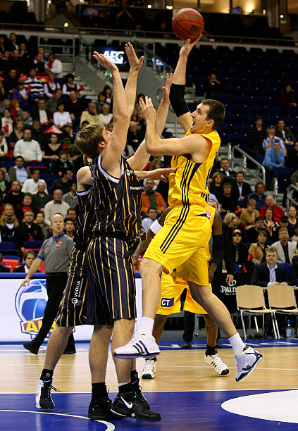 一个经过深 一个经过深